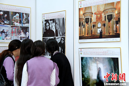 图为哈萨克斯坦学生在欣赏摄影作品。<a target='_blank' href='http://www.chinanews.com/'>中新社</a>记者 文龙杰 摄
