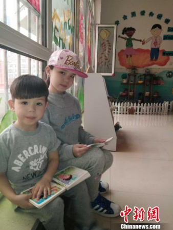 中俄混血的女儿唐·索菲娅、儿子唐健皓在中国读书 丽达 摄