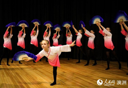塞缪尔·马斯顿女子学校七年级学生表演中国扇子舞