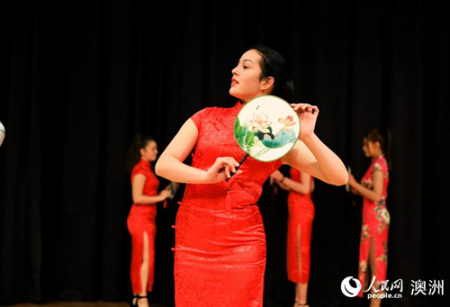 塞缪尔·马斯顿女子学校学生在活动中表演中国旗袍秀 塞缪尔·马斯顿女子学校学生在活动中表演中国旗袍秀