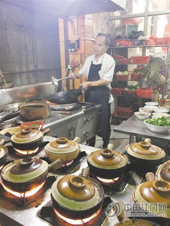 南兴路曾经是食肆云集的地方,被俗称为“颈赤街”。如今街中的煲仔饭,仍然吸引“铁粉”去追寻。 南兴路曾经是食肆云集的地方,被俗称为“颈赤街”。如今街中的煲仔饭,仍然吸引“铁粉”去追寻。