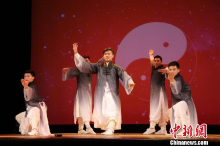 图为首都体育学院的史龙龙等表演太极《中华神韵》 尹法根 摄 图为中华文化大乐园青少年中华艺能翘楚与嘉宾合影留念。 尹法根 摄 图为首都体育学院的史龙龙等表演太极《中华神韵》 尹法根 摄 图为中华文化大乐园青少年中华艺能翘楚与嘉宾合影留念。 尹法根 摄