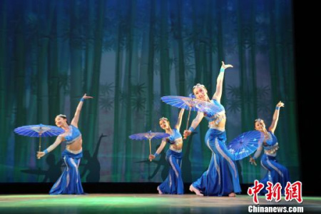 图为北京市音乐舞蹈学校的同学们表演舞蹈《傣族伞》。 尹法根 摄 图为北京市音乐舞蹈学校的同学们表演舞蹈《傣族伞》。 尹法根 摄