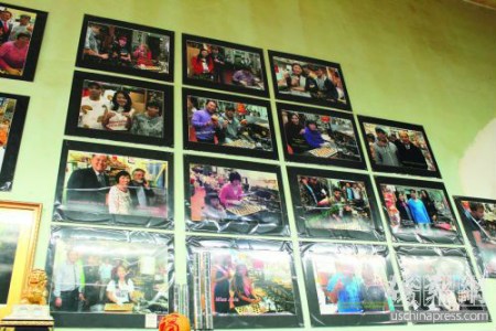 旧金山华埠一家传承了50年的饼店,多种样式的幸运饼吸引了不同年龄的食客。(图片来源:美国《侨报》/ 陈勇青 摄) 旧金山华埠一家传承了50年的饼店,多种样式的幸运饼吸引了不同年龄的食客。(图片来源:美国《侨报》/ 陈勇青 摄)