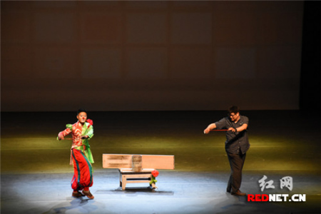 韩国观众上台与杂技演员互动演出。