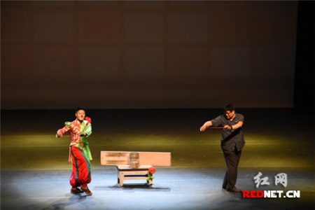 韩国观众上台与杂技演员互动演出。 韩国观众上台与杂技演员互动演出。