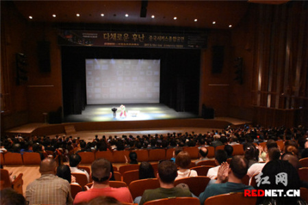 多彩湖南——中国杂技综合演出在韩国群山艺术殿堂举行。