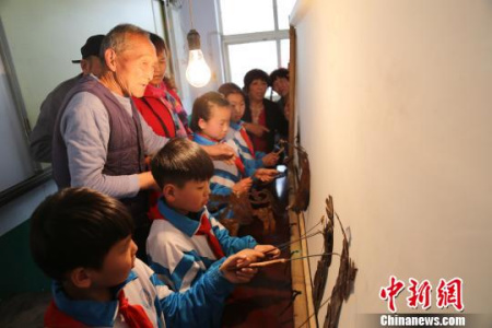 沙河高庙皮影走进校园。 孙瑞超 摄 沙河高庙皮影走进校园。 孙瑞超 摄