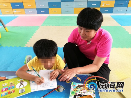 韩文英教育光荣院里的儿童识字写字。南海网记者高鹏 摄