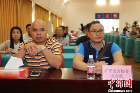 参加新闻会发布会的龙舟队伍代表。唐贵江 摄 参加新闻会发布会的龙舟队伍代表。唐贵江 摄