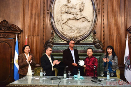 Javier Andrade议员将奖牌颁发给钟清。(阿根廷华人网/柳军 摄) Javier Andrade议员将奖牌颁发给钟清。(阿根廷华人网/柳军 摄)