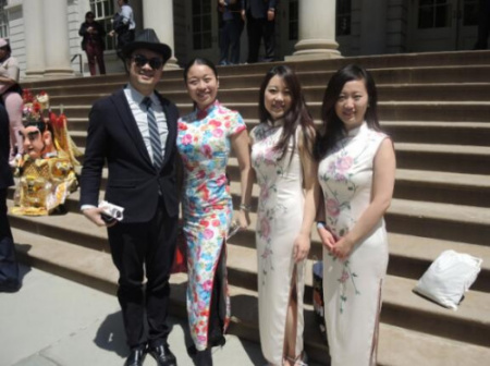 华人舞蹈团体积极参与舞蹈节，左一为纽约茹宝舞蹈艺术学校创办人茹宝，左二为该校导师；右边两名少女来自Red Dance Studio。(美国《世界日报》/王靖雯 摄)