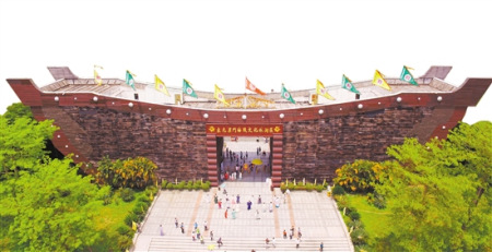 　 位于新会区古井镇官冲村崖门古战场的宋元崖门海战文化旅游区，这里有中国最大型的仿宋战船标志建筑。