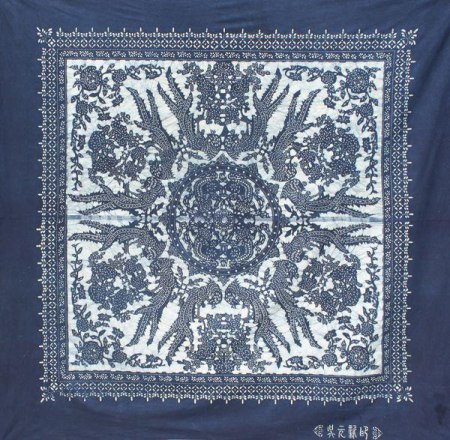(国家级非物质文化遗产传承人吴元新作品《凤戏牡丹》蓝印花布装饰布) (国家级非物质文化遗产传承人吴元新作品《凤戏牡丹》蓝印花布装饰布)