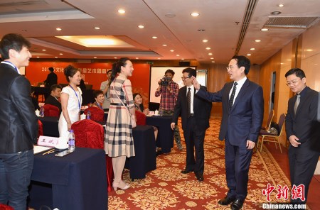 5月17日,由中国国务院侨务办公室举办的2017年“文化中国·华星艺术团高级研修班”在北京举行开班仪式,来自23个国家的77名海外文化社团负责人将进行为期10天的学习交流。国务院侨办副主任谭天星出席开班式并讲话。2015年至今,“华星艺术团高级研修班”已举办三期。本期面向42家华星艺术团举办,旨在加深华星艺术团对于文化工作的认识,提高其组织侨社大型文化活动的专业能力和水平。 <a target='_blank' href='http://www.chinanews.com/'>中新社</a>记者 张勤 摄 5月17日,由中国国务院侨务办公室举办的2017年“文化中国·华星艺术团高级研修班”在北京举行开班仪式,来自23个国家的77名海外文化社团负责人将进行为期10天的学习交流。国务院侨办副主任谭天星出席开班式并讲话。2015年至今,“华星艺术团高级研修班”已举办三期。本期面向42家华星艺术团举办,旨在加深华星艺术团对于文化工作的认识,提高其组织侨社大型文化活动的专业能力和水平。 <a target='_blank' href='http://www.chinanews.com/'>中新社</a>记者 张勤 摄