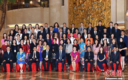 5月17日，由中国国务院侨务办公室举办的2017年“文化中国·华星艺术团高级研修班”在北京举行开班仪式，来自23个国家的77名海外文化社团负责人将进行为期10天的学习交流。国务院侨办副主任谭天星出席开班式并讲话。2015年至今，“华星艺术团高级研修班”已举办三期。本期面向42家华星艺术团举办，旨在加深华星艺术团对于文化工作的认识，提高其组织侨社大型文化活动的专业能力和水平。 <a target='_blank' href='http://www.chinanews.com/'>中新社</a>记者 张勤 摄