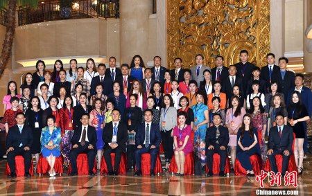 5月17日,由中国国务院侨务办公室举办的2017年“文化中国·华星艺术团高级研修班”在北京举行开班仪式,来自23个国家的77名海外文化社团负责人将进行为期10天的学习交流。国务院侨办副主任谭天星出席开班式并讲话。2015年至今,“华星艺术团高级研修班”已举办三期。本期面向42家华星艺术团举办,旨在加深华星艺术团对于文化工作的认识,提高其组织侨社大型文化活动的专业能力和水平。 <a target='_blank' href='http://www.chinanews.com/'>中新社</a>记者 张勤 摄 5月17日,由中国国务院侨务办公室举办的2017年“文化中国·华星艺术团高级研修班”在北京举行开班仪式,来自23个国家的77名海外文化社团负责人将进行为期10天的学习交流。国务院侨办副主任谭天星出席开班式并讲话。2015年至今,“华星艺术团高级研修班”已举办三期。本期面向42家华星艺术团举办,旨在加深华星艺术团对于文化工作的认识,提高其组织侨社大型文化活动的专业能力和水平。 <a target='_blank' href='http://www.chinanews.com/'>中新社</a>记者 张勤 摄