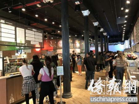 坚尼路创意集市推出全新美食广场,食客排长龙。(美国《侨报》/陈辰 摄) 坚尼路创意集市推出全新美食广场,食客排长龙。(美国《侨报》/陈辰 摄)