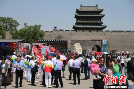 同日开幕的“万里茶道”节点城市旅游推介暨特色产品博览会。　张云 摄