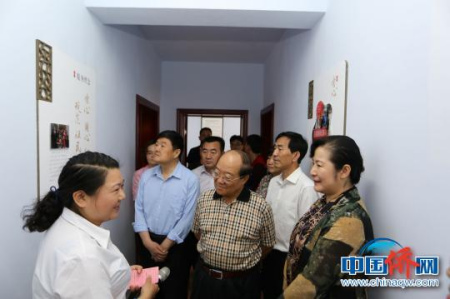 图为调研组一行在社区了解侨胞之家建设和网格化涉侨法律服务情况。 李丹丹 摄 图为调研组一行在社区了解侨胞之家建设和网格化涉侨法律服务情况。 李丹丹 摄
