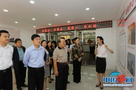 图为调研组一行了解郑州市关于侨法宣传、侨益维护等情况。 李丹丹 摄 图为调研组一行了解郑州市关于侨法宣传、侨益维护等情况。 李丹丹 摄