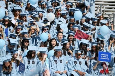 图为张之铭和同学出席全校毕业典礼。(纽约侨报网/管黎明 摄)