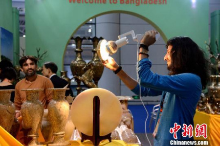 精致的巴基斯坦瓷器。 王东明 摄 精致的巴基斯坦瓷器。 王东明 摄