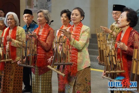 北京印尼万隆校友会群星昂格隆乐队演奏乐曲《万隆颂》。周欣嫒 摄