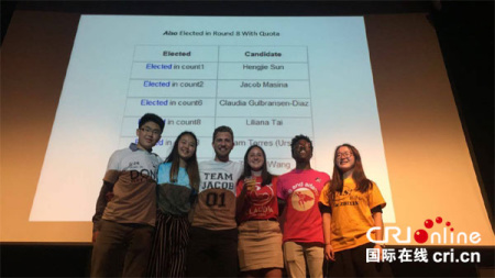 5月17日，竞选结果宣布后入选者在台上合影，屏幕上展示的是入选名单。右一为汪芷娴(擎宇供图)