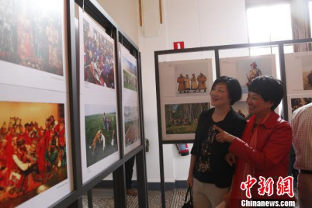 第三届中国-欧盟文化艺术节开幕式系列活动18日在布鲁塞尔启动。内蒙古风情图片展等中国少数民族文化吸引了众多欧盟官员、比利时当地民众参与其中。　沈晨 摄