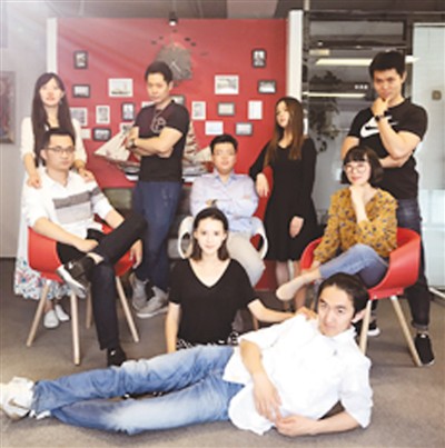 　师钰奇作为新一代的创业者很重视公司员工间的合作氛围，图为师钰奇（左四）和他的合作伙伴在公司合影。