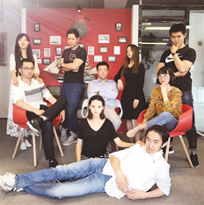 师钰奇作为新一代的创业者很重视公司员工间的合作氛围,图为师钰奇(左四)和他的合作伙伴在公司合影。 师钰奇作为新一代的创业者很重视公司员工间的合作氛围,图为师钰奇(左四)和他的合作伙伴在公司合影。