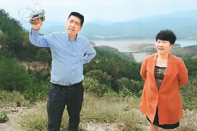 陶斌林带领当地人参观他的农庄 陶斌林带领当地人参观他的农庄