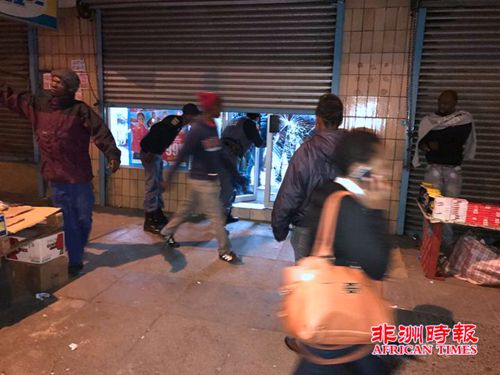 布隆方丹市爆发骚乱,多家中国店铺受波及。(南非《非洲时报》) 布隆方丹市爆发骚乱,多家中国店铺受波及。(南非《非洲时报》)