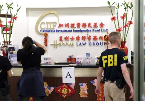 FBI日前对圣盖博市夏利士律师事务所及相关的加州投资移民基金(CIIF)突检。(美国《世界日报》援引美联社)