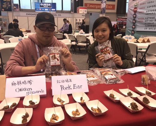 真空包装的各式卤味，于国际餐饮协会大展中受欢迎。(记者黄惠玲/摄影)
