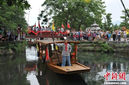 2012年8月23日，广西兴安县举行灵渠“天下第一陡”开闸启航仪式，感恩开凿灵渠先人，重现秦军开闸启航盛况。图为模拟当年秦代士兵开闸行船情景。<a target='_blank' href='http://www.chinanews.com/'>中新社</a>发 唐梦宪 摄