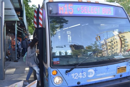华埠将迎来更多配有Wi-Fi、USB充电接口等现代化设备的新公交车。(美国《世界日报》/俞姝含 摄) 华埠将迎来更多配有Wi-Fi、USB充电接口等现代化设备的新公交车。(美国《世界日报》/俞姝含 摄)