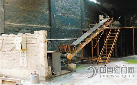 江门水泥厂厂区寂寥无人,但处处是人们生产活动留下的印迹。 江门水泥厂厂区寂寥无人,但处处是人们生产活动留下的印迹。