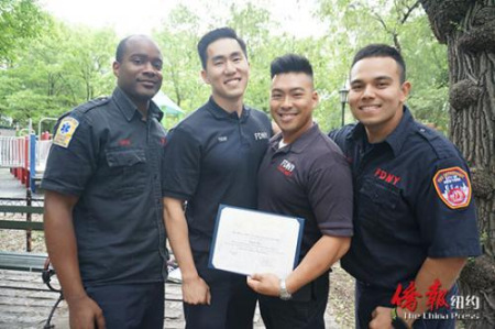 在纽亚裔消防员组织凤凰社成员获颁奖状。(美国《侨报》/陈辰 摄)