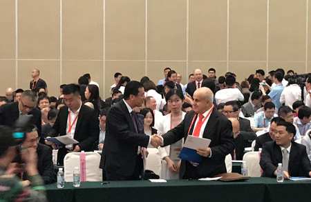 签约现场中外代表互相握手致谢。(图片来源:北京周报 马力摄) 签约现场中外代表互相握手致谢。(图片来源:北京周报 马力摄)
