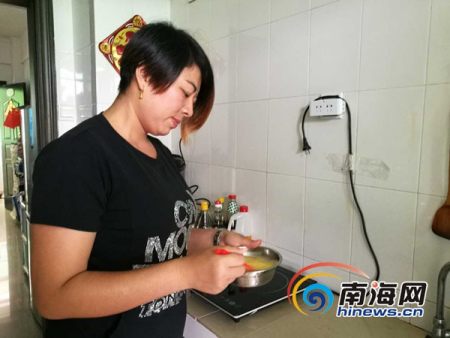 黎迎在给儿子准备午饭。南海网记者 高鹏 摄 黎迎在给儿子准备午饭。南海网记者 高鹏 摄
