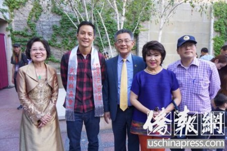 吴彦祖与加州议员朱感生夫妇及友人亲切合影(美国《侨报》/于丽娜 摄) 吴彦祖与加州议员朱感生夫妇及友人亲切合影(美国《侨报》/于丽娜 摄)