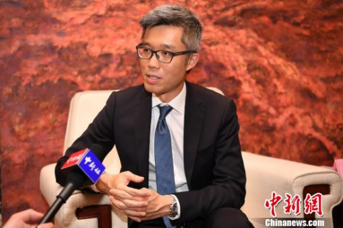 香港特别行政区政府投资推广署助理署长何兆康接受记者专访。　武俊杰 摄