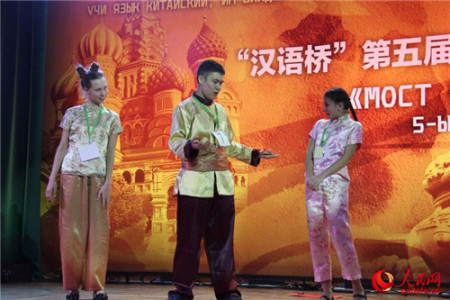 获得最佳才艺奖的阿尔斯兰(中)在表演中。(人民网记者 张晓东 摄) 获得最佳才艺奖的阿尔斯兰(中)在表演中。(人民网记者 张晓东 摄)