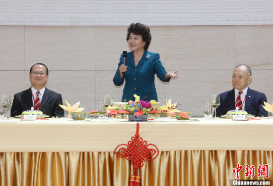 5月24日,国务院侨务办公室主任裘援平(中)在北京会见香港中华总商会访京团一行。中新社记者 张宇 摄 5月24日,国务院侨务办公室主任裘援平(中)在北京会见香港中华总商会访京团一行。中新社记者 张宇 摄