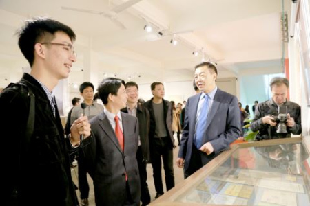 90后馆长李楷瀚(左一)介绍文献档案。