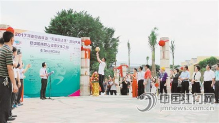 在银信纪念广场启用仪式上,易建联用投篮的形式为广场启用仪式揭幕。 在银信纪念广场启用仪式上,易建联用投篮的形式为广场启用仪式揭幕。