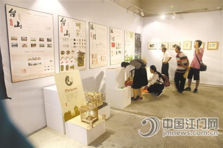 游人在海口埠银信博物馆参观。 游人在海口埠银信博物馆参观。