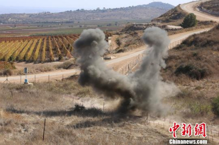 将发现的2枚地雷就地销毁。 华迅 摄 将发现的2枚地雷就地销毁。 华迅 摄